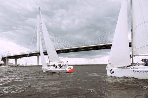 多云的天空下海上的白色帆船 · 免费素材图片