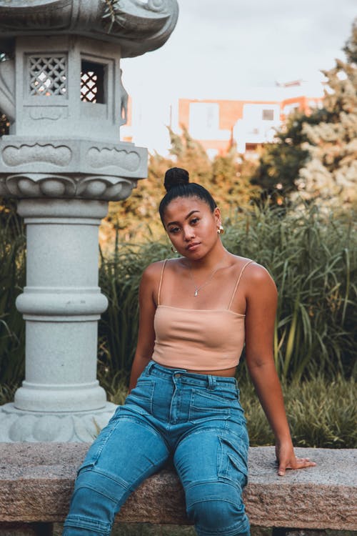 有关人, 坐, 垂直拍摄的免费素材图片