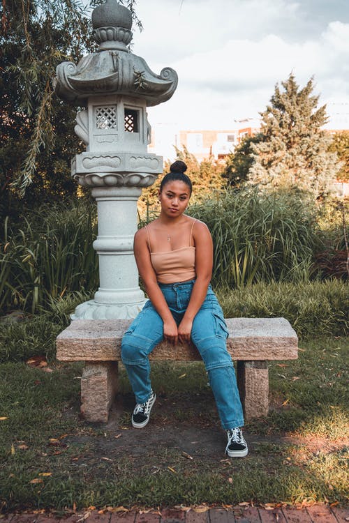 有关坐, 垂直拍摄, 女人的免费素材图片