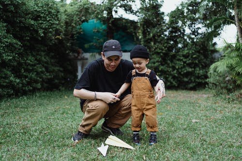 有关（顶部有小羊毛球的）羊毛帽子, 人, 儿子的免费素材图片