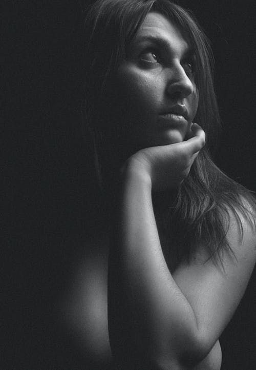 有关向上看, 哀思, 垂直拍摄的免费素材图片