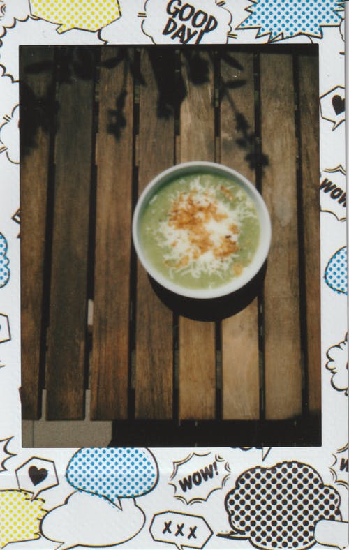 碗汤木制的桌子上 · 免费素材图片