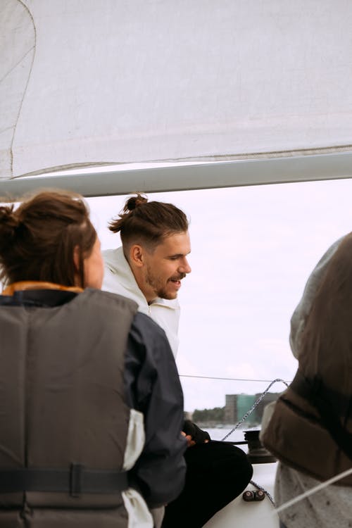 站在黑色外套的女人旁边的黑色西装的男人 · 免费素材图片