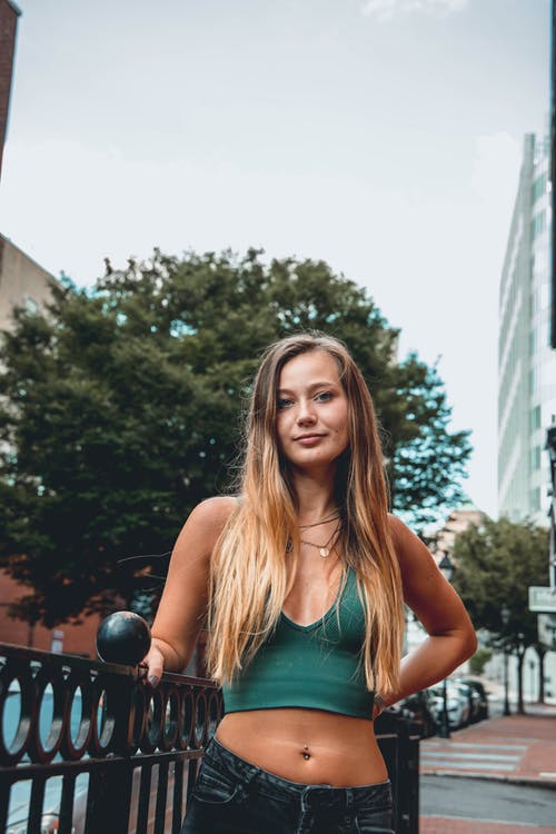 有关人, 低角度拍摄, 围栏的免费素材图片