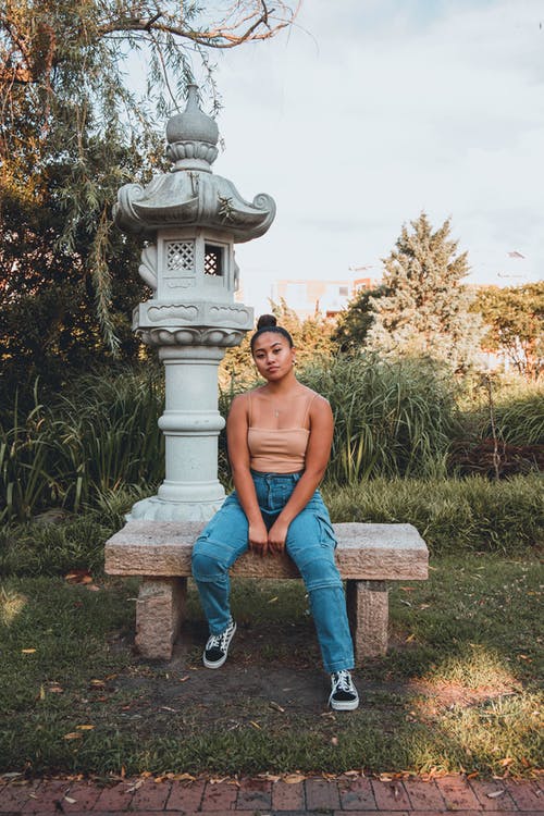 有关坐, 垂直拍摄, 女人的免费素材图片