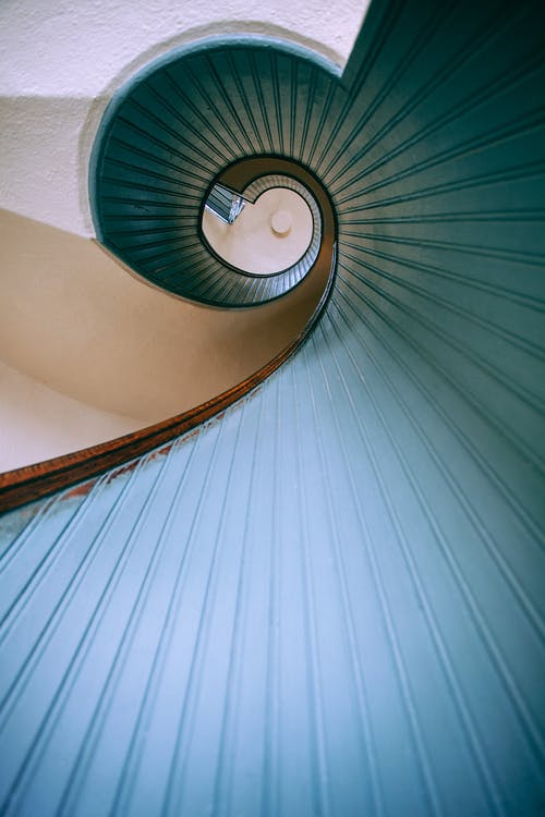 带蓝色混凝土栏杆的螺旋楼梯 · 免费素材图片