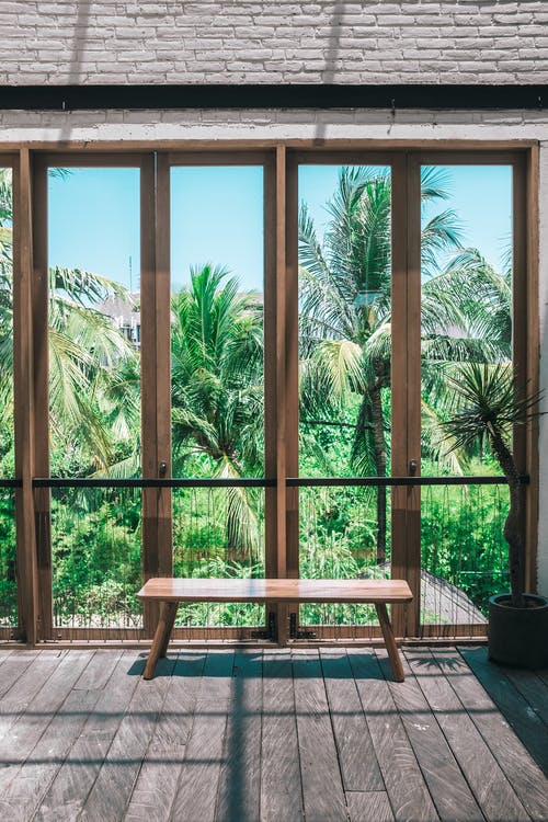 舒适的别墅，带有大窗户的热带森林景观的内部 · 免费素材图片