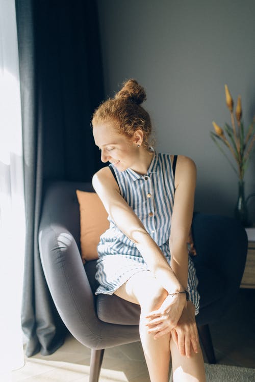 有关坐, 垂直拍摄, 女人的免费素材图片