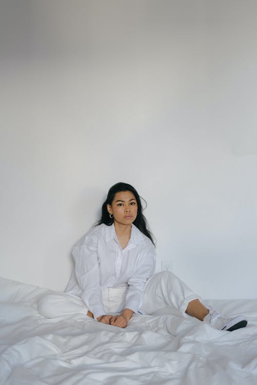 安静的亚洲小姐，在柔软的床上休息 · 免费素材图片