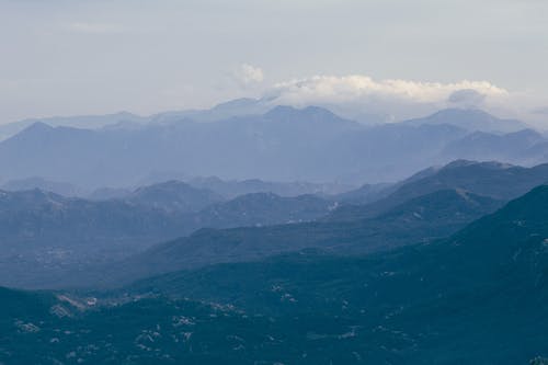 洛矶山脉的山峰，对朦胧的傍晚天空 · 免费素材图片