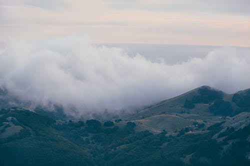 山脊对有雾的日落天空 · 免费素材图片