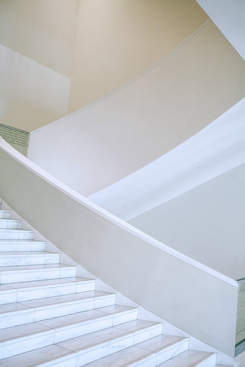 白色金属螺旋楼梯与白色金属栏杆 · 免费素材图片