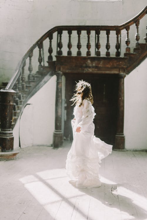白色婚纱站在白色的水泥地板上的女人 · 免费素材图片