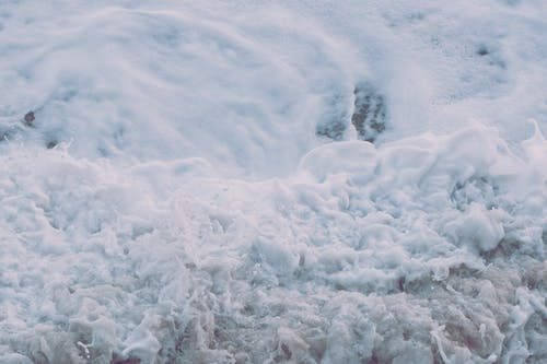 泡沫海浪溅在海岸上 · 免费素材图片