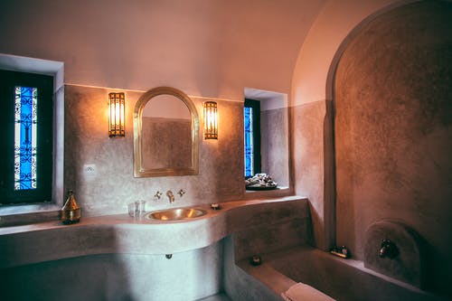 棕色木制镜框附近的白色陶瓷浴缸 · 免费素材图片