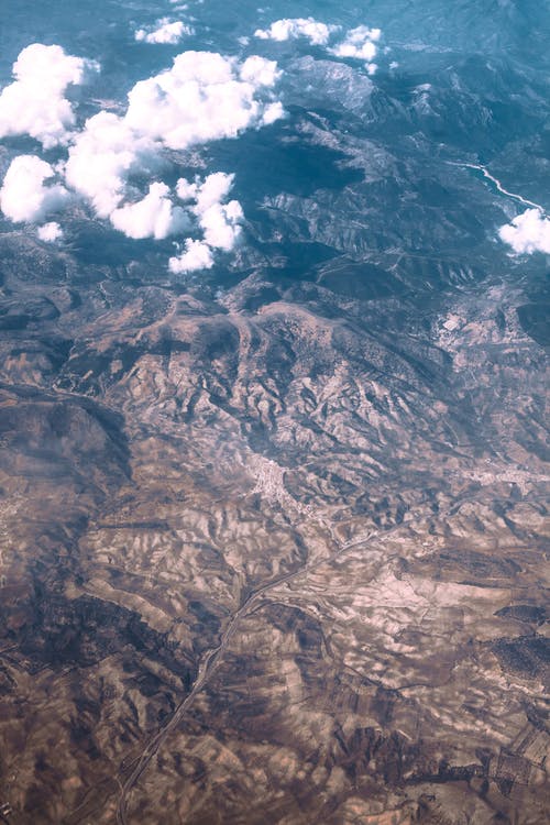 白云下的棕色和灰色洛矶山脉 · 免费素材图片