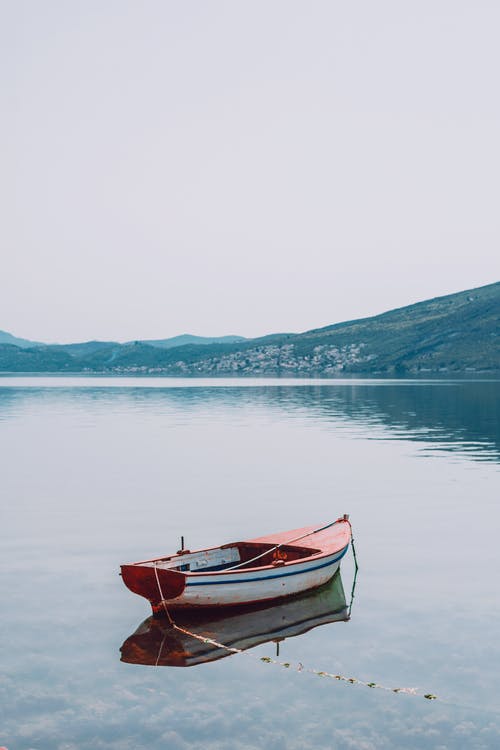 小船停泊在高地和平湖上 · 免费素材图片