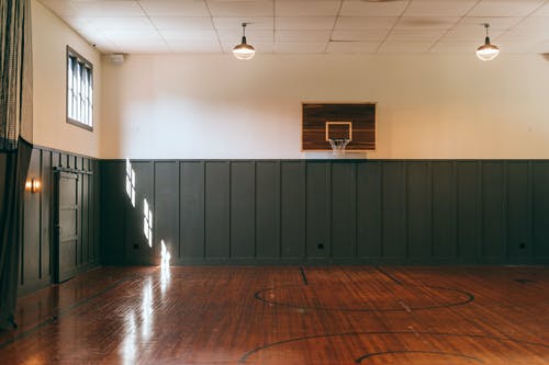 体育中心室内篮球场的内部 · 免费素材图片