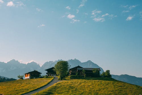 在风景如画的高原山顶上的和平村庄 · 免费素材图片