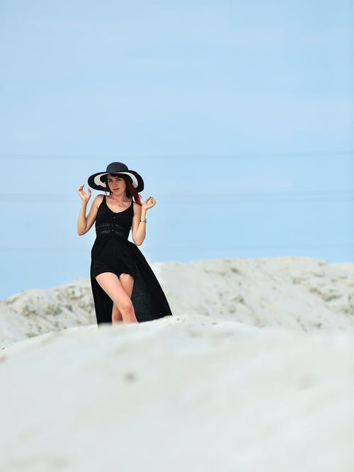 有关低角度拍摄, 垂直拍摄, 太阳帽的免费素材图片