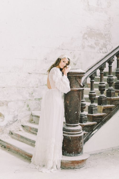 温柔的新娘，在降雪的经典楼梯 · 免费素材图片