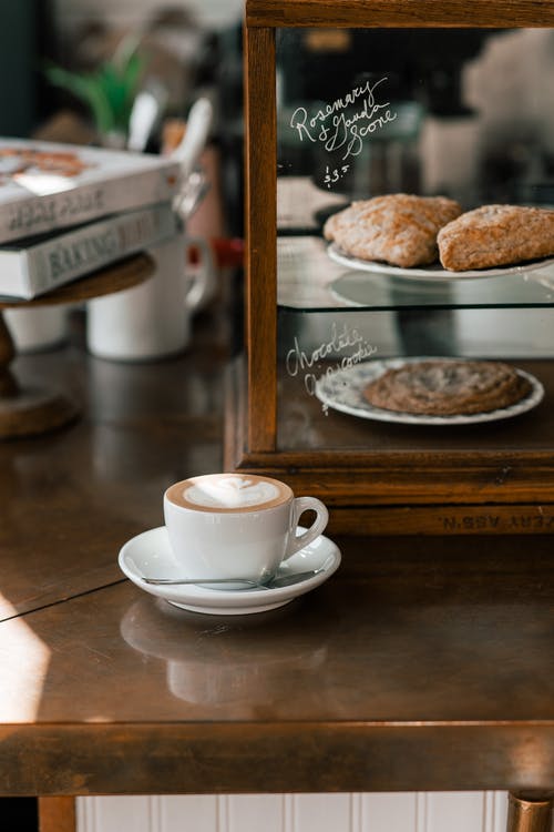 杯在咖啡桌上的芳香卡布奇诺咖啡 · 免费素材图片