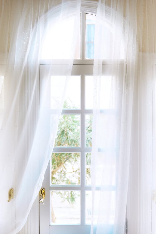 窗户上的白色窗帘 · 免费素材图片