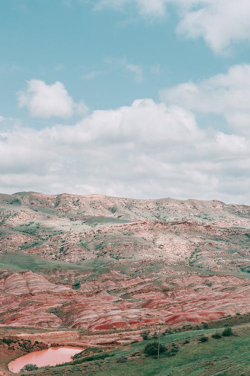 风景如画的山谷，与五彩缤纷的山脉和粉红色的湖 · 免费素材图片