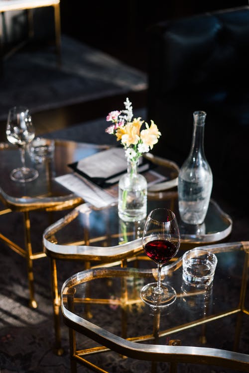 杯红酒放在创意玻璃桌上 · 免费素材图片