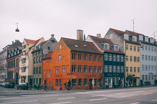 路旁的红色和棕色混凝土建筑 · 免费素材图片