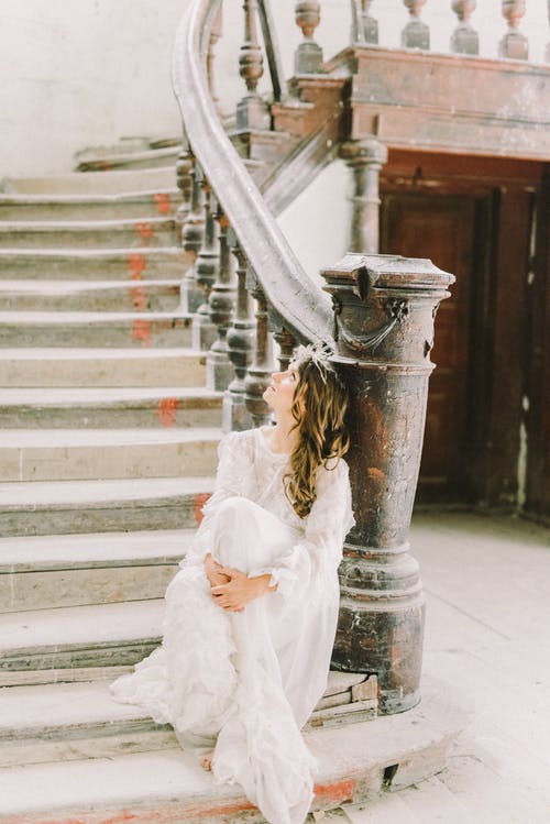 白色礼服站在混凝土楼梯上的女人 · 免费素材图片
