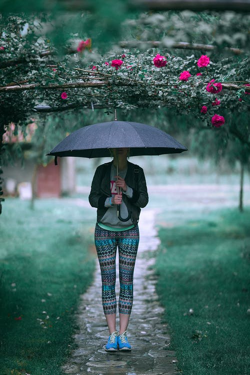 黑色和白色的部落裤子，拿着伞的女人 · 免费素材图片