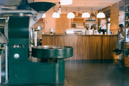 棕色木制柜台上的不锈钢烹饪锅 · 免费素材图片