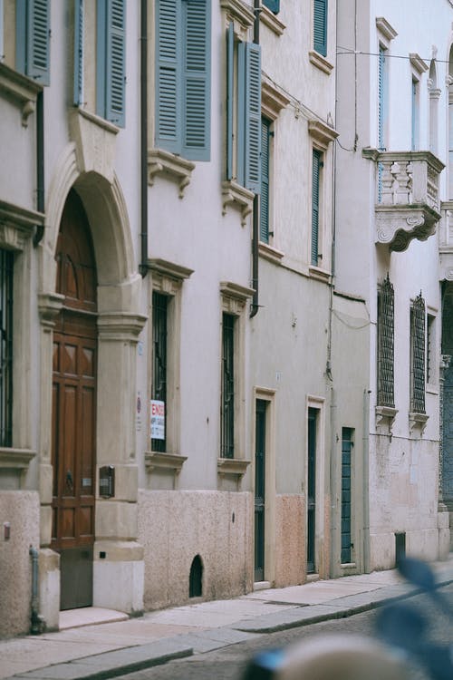 白色和棕色的混凝土建筑 · 免费素材图片