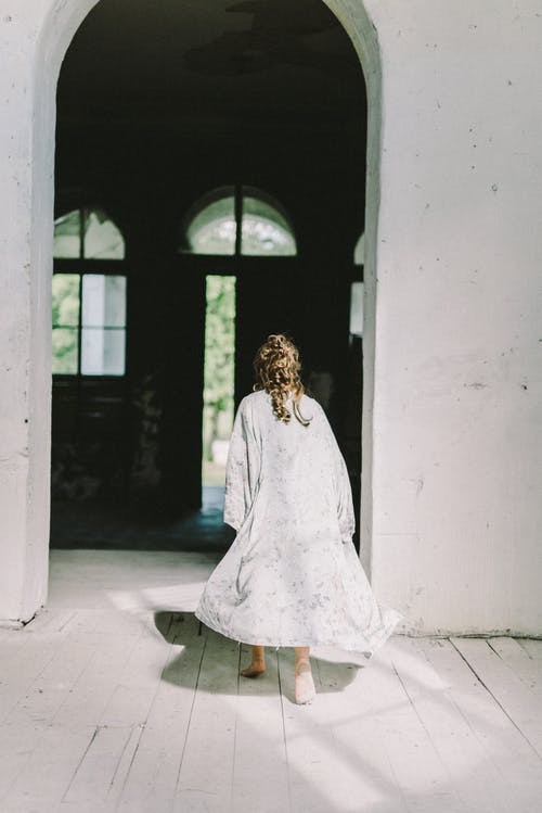 站在窗前的白色连衣裙的女人 · 免费素材图片