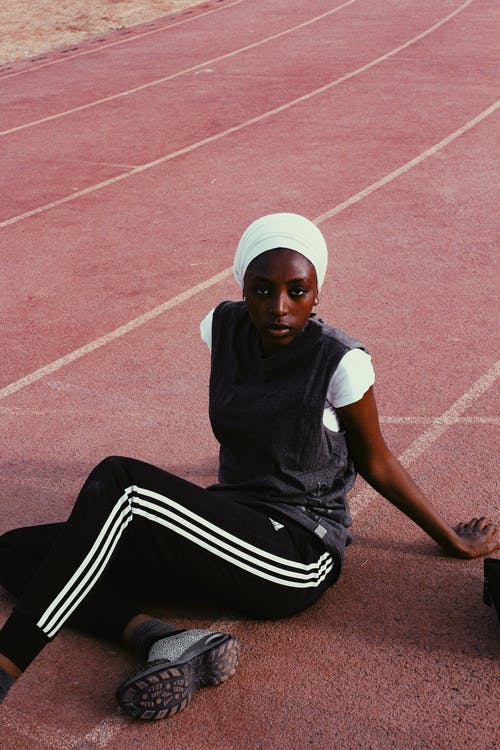 苗条的黑人女运动员在赛道上 · 免费素材图片
