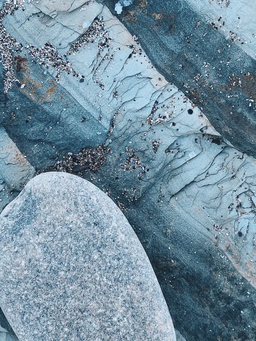 老石头下粗糙的冰冻表面 · 免费素材图片