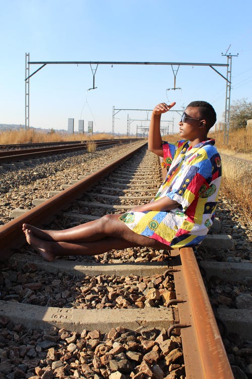 有关人, 侧面图, 坐的免费素材图片