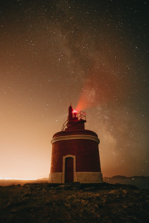 晚上在石质地面上的灯塔 · 免费素材图片