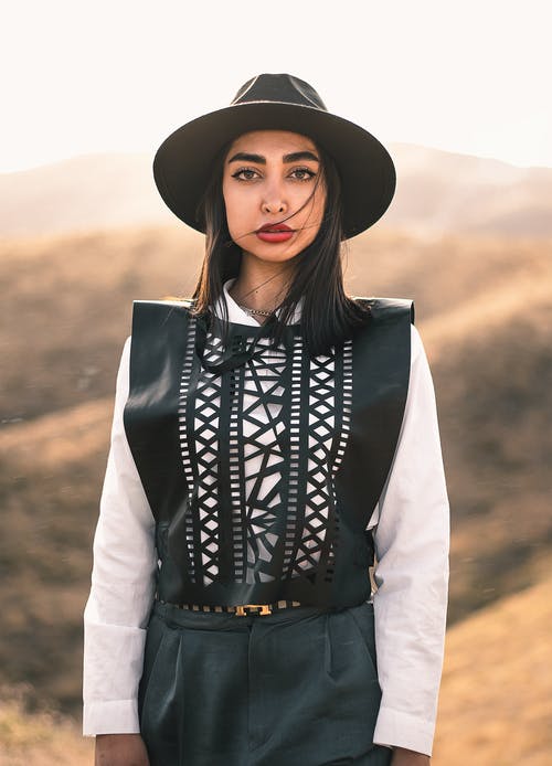 一个穿着图案服装的女人 · 免费素材图片