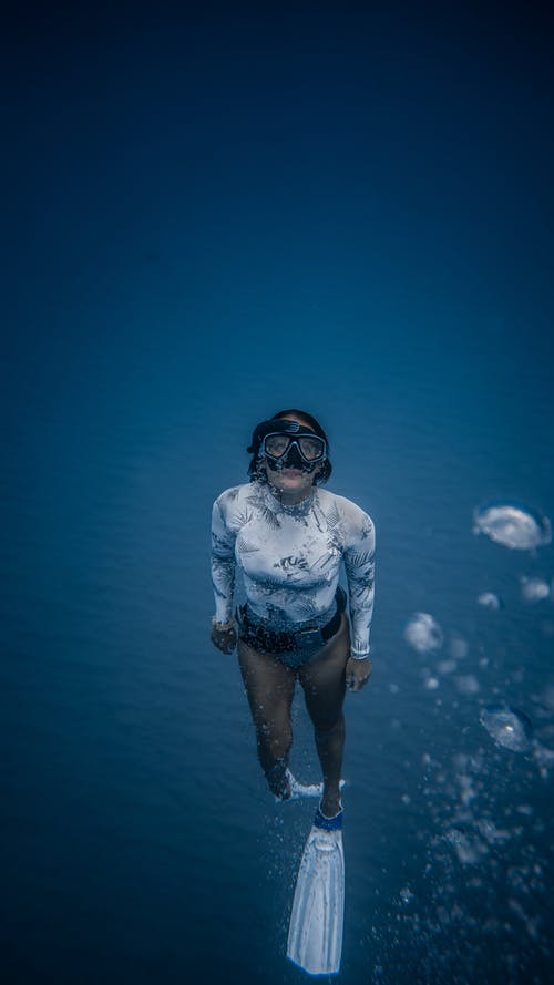 面具在深水中变得面目全非的女人 · 免费素材图片