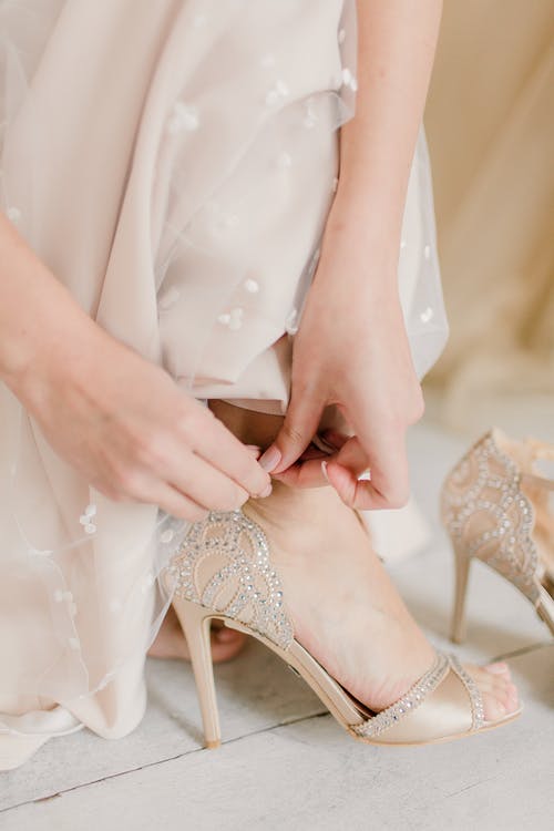 穿上鞋子的婚纱的新娘 · 免费素材图片