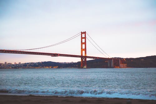 有关吊桥, 天空, 招手的免费素材图片