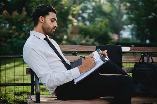 有关坐, 写作, 有胡子的人的免费素材图片