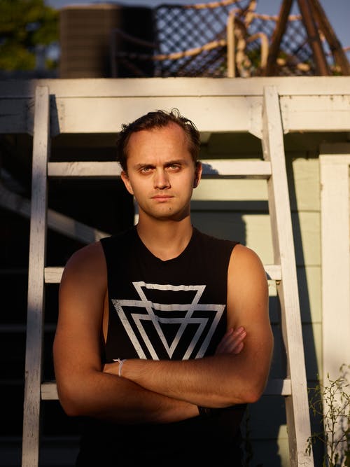 有关人, 双臂交叉, 严肃的免费素材图片