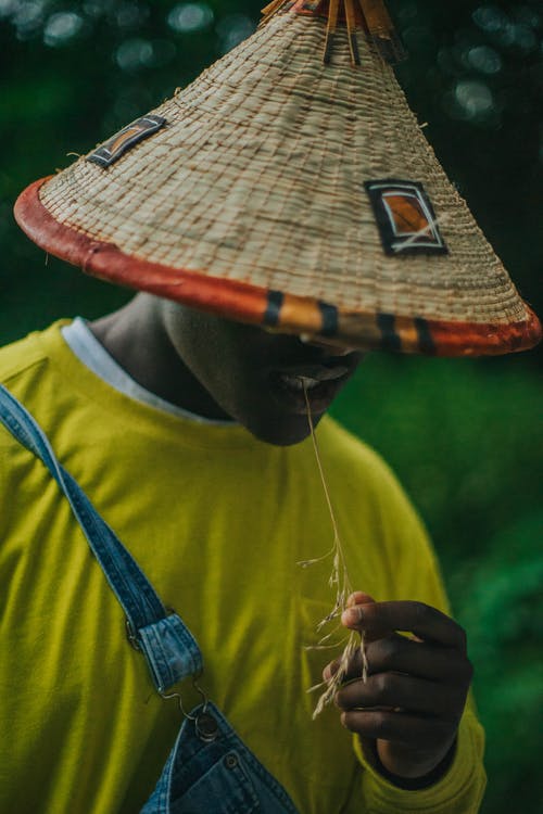 棕色编织帽子和蓝色圆领衬衫的男人 · 免费素材图片