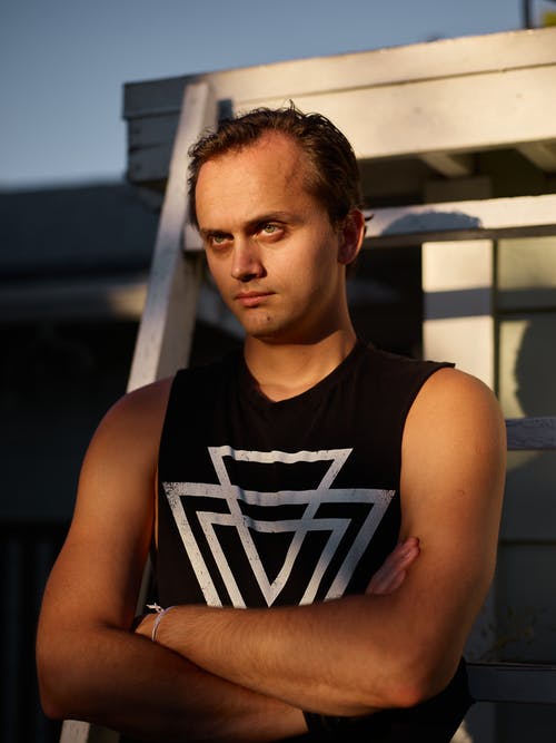 有关交叉双臂, 人, 严肃的免费素材图片