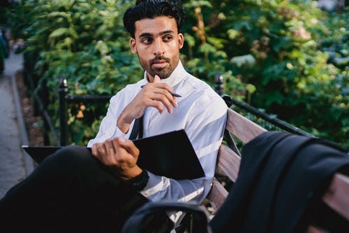 有关人, 原子笔, 坐的免费素材图片