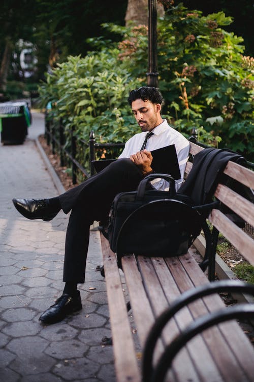 有关坐, 垂直拍摄, 木椅的免费素材图片