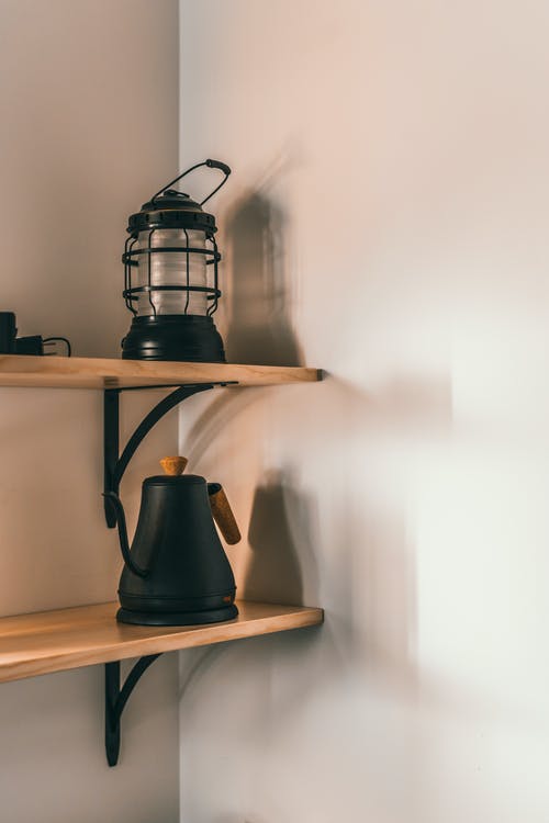 棕色的木桌上的黑色和银色电热水壶 · 免费素材图片